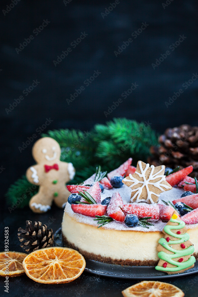 Naklejka premium Delicious Christmas ginger cheesecake with fresh berries decoration