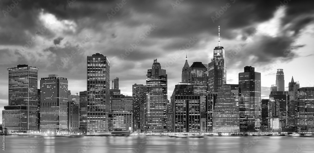 Fototapeta Czarno-biały panoramiczny obraz panoramę Nowego Jorku o zmierzchu, USA.