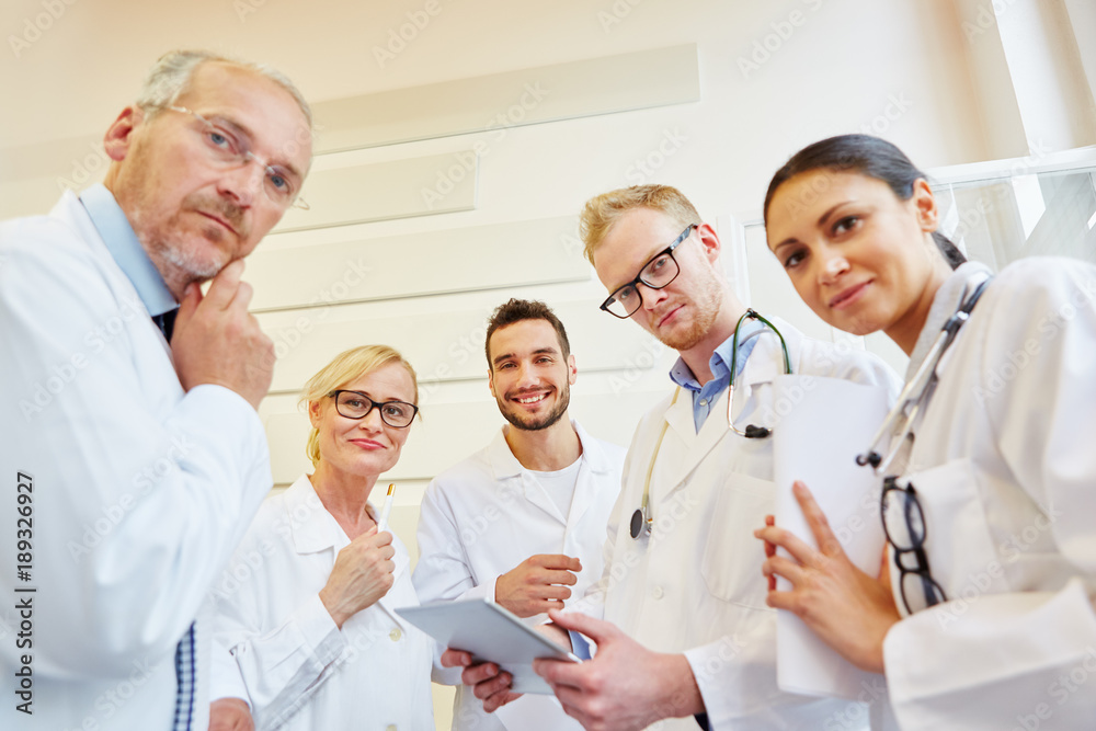Ärzteteam denkt nach über ein Problem Ärzteteam denkt nach über ein Problem