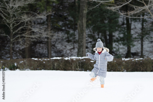 雪の中を走る女の子