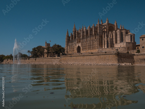 Catedral de palma de Mallorca junto al lago