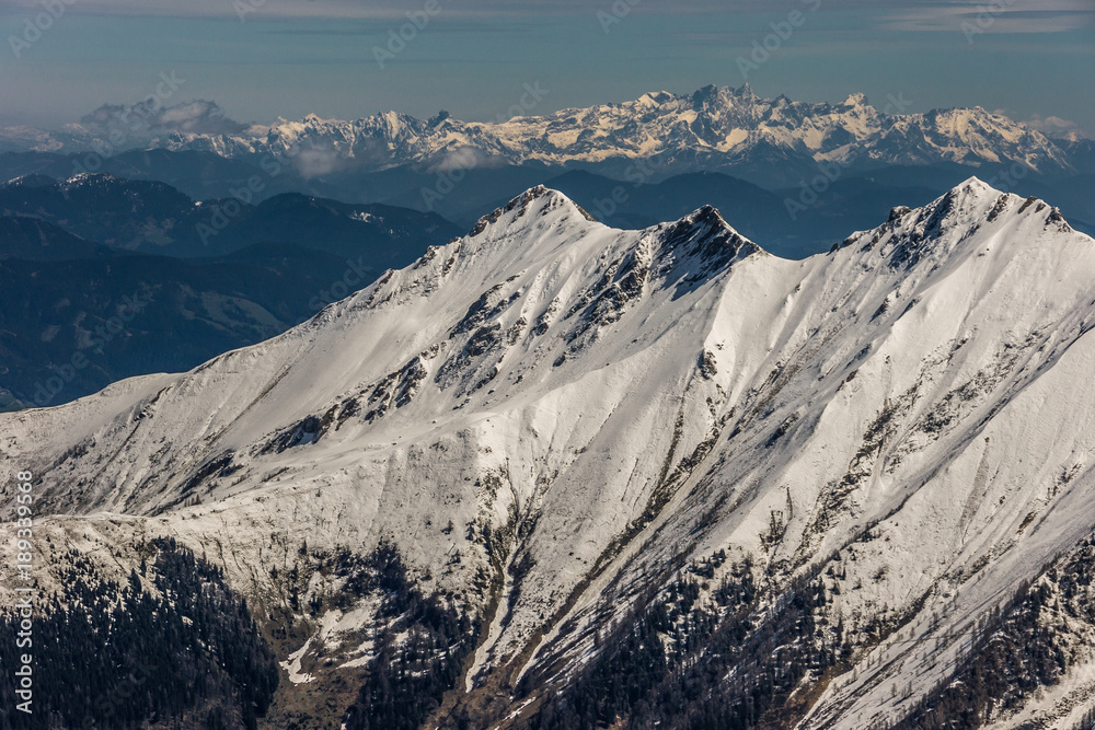 Blick über die Gipfel des Tauerngebirges im Winter
