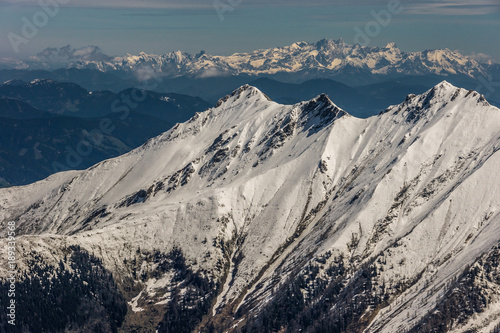 Blick   ber die Gipfel des Tauerngebirges im Winter