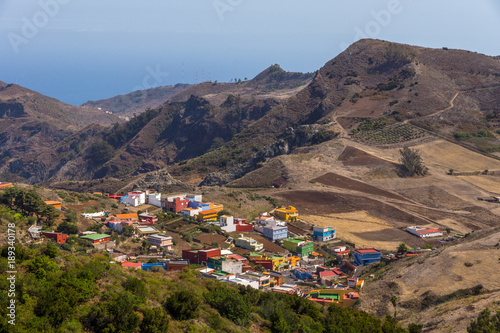 Ein Dorf mit bunten H  usern im Anagagebirge auf Teneriffa