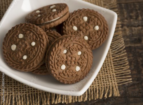 Chocolate cookies with vanilla cream 
