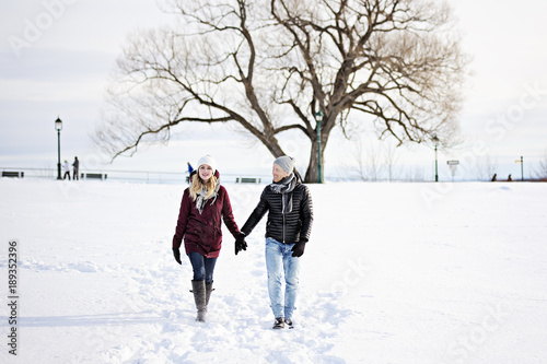 Young couple outside in winter © Louis-Photo