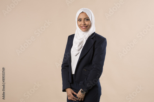 jeune femme arabe voilée 