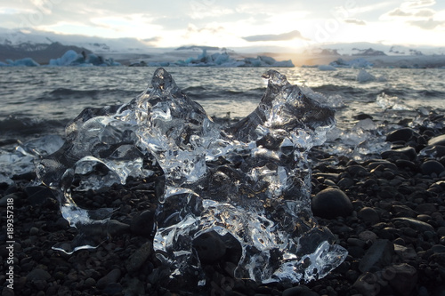 Okruch lodu nad Lodową Laguną w Islandii