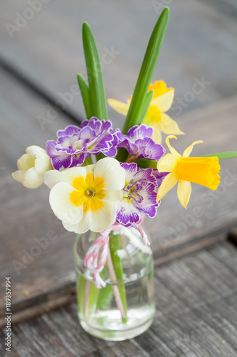 Fototapeta Naklejka Na Ścianę i Meble -  Kleiner Strauss aus Fruehlingsblumen