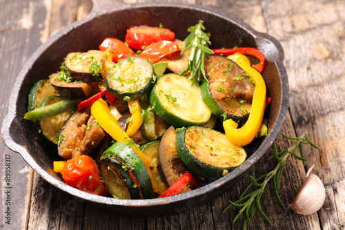 Tableau sur toile grilled vegetable and herbs, ratatouille