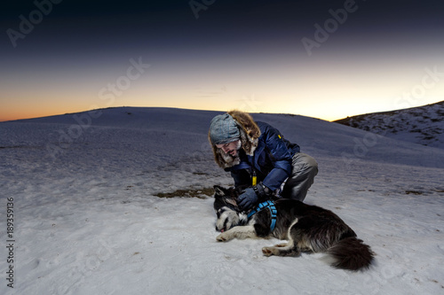 Hombre y perro en la nieve