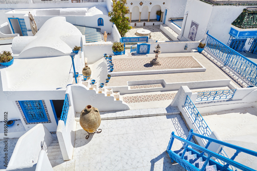 Φωτογραφία A beautiful view of the roof of an ancient Arab house with ornament and jugs