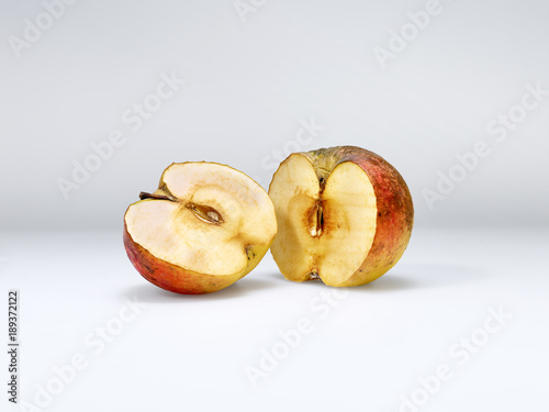 Alter zerschnittener Apfel mit runzeliger Schale