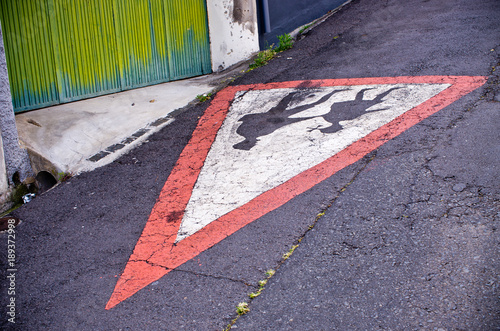 "Childrens" sign on the asphalt © CCat82