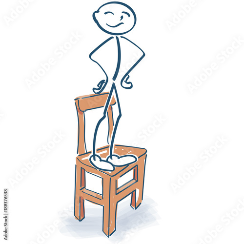 Strichmännchen steht stolz auf dem Stuhl