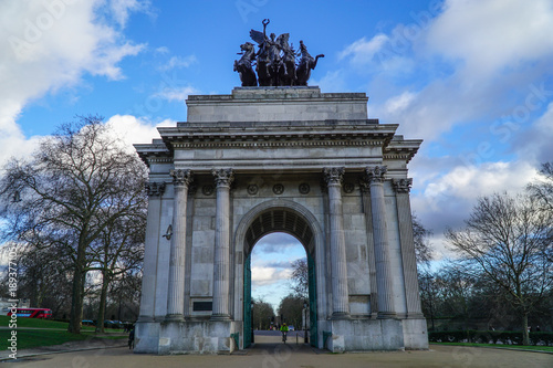Wellington Arch or Constitution Arch is a triumphal arch located to the south of Hyde Park in London. Dramatic cloudy sky. © Eike