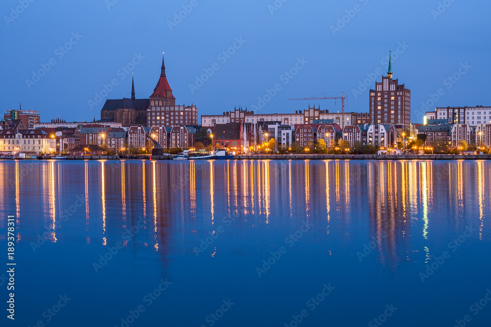 Blick über die Warnow auf die Stadt Rostock am Abend