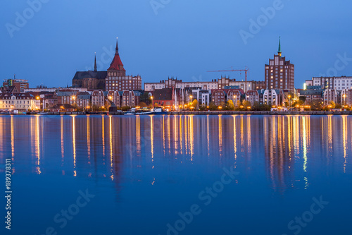 Blick über die Warnow auf die Stadt Rostock am Abend