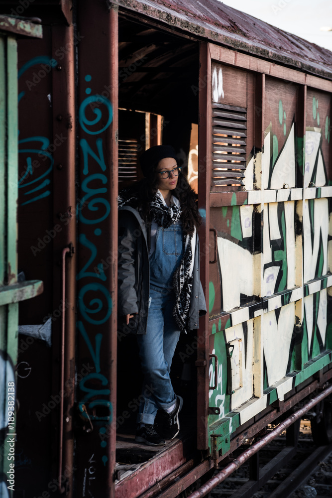 Chica embarazada posando dentro de un vagón de tren abandonado Chica embarazada posando dentro de un vagón de tren abandonado
