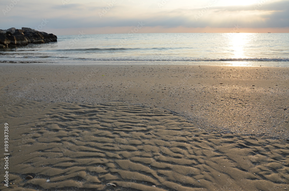 Einsamer Sandstrand am Morgen an der adriatischen Küste Einsamer Sandstrand am Morgen an der adriatischen Küste
