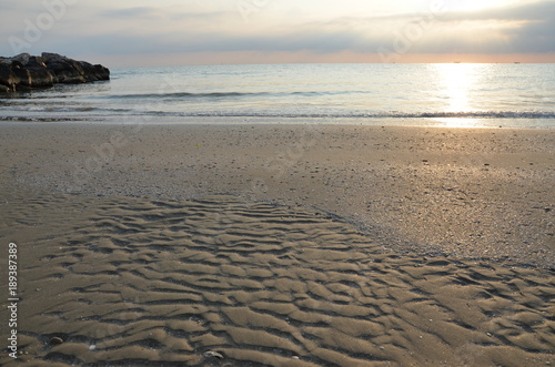 Einsamer Sandstrand am Morgen an der adriatischen Küste