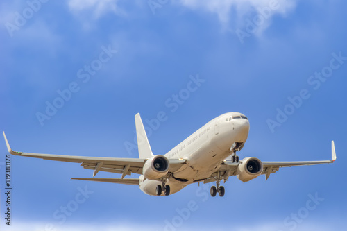 weißes Passagierflugzeug im Landeanflug 