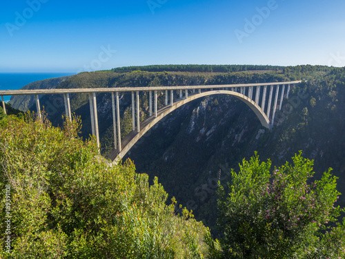 Garden Route - Famous Bloukrans Bridge with ocean in background and bungee jumpers, South Africa © Fabian
