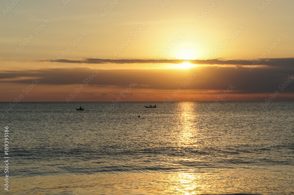 Fototapeta premium Beautiful sunset over the beach and ocean