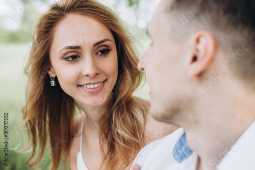 Fotografía A beautiful blonde looks at her boyfriend with love and smiling