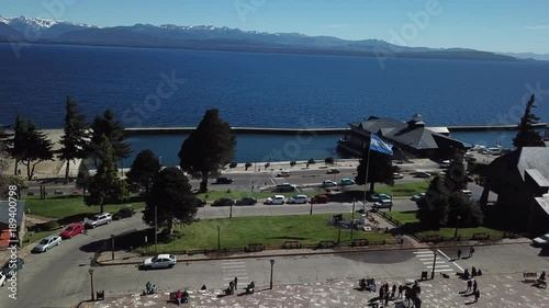Video de Bariloche desde el aire con la bandera argentina flameando y el lago Nahuel Huapi