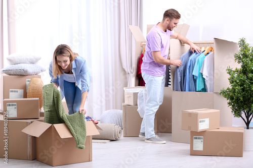 Young couple packing wardro...