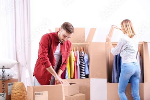 Young couple packing wardro...