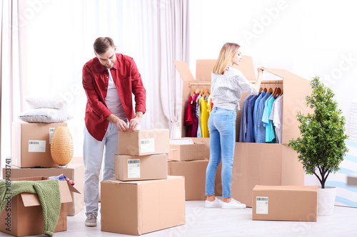 Young couple packing wardro...