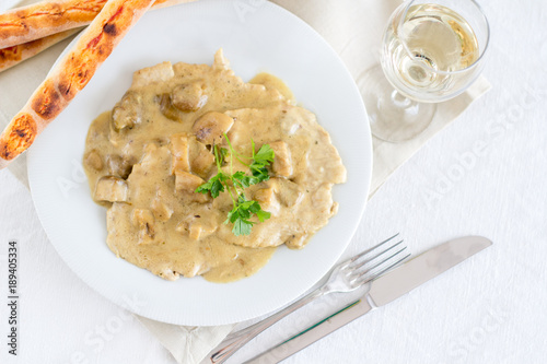Fotografi Veal escalope with creamy sauce and mushrooms.Iitalian foodsteak