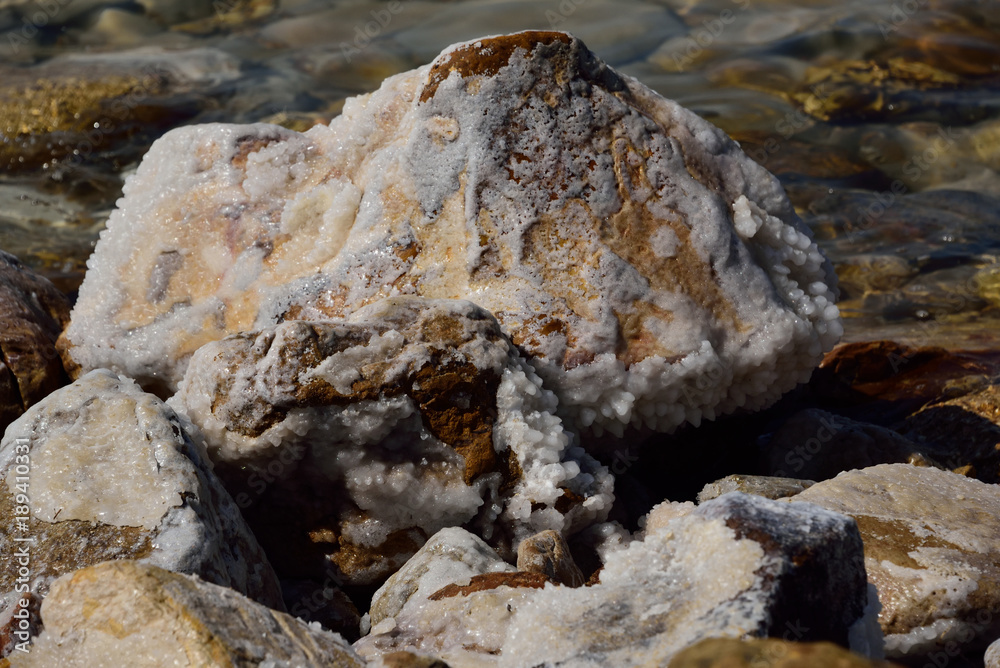 Gesteinsbrocken am Strand des Toten Meers mit Salzkrsitallen überzogen