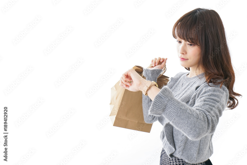 買い物をする若い女性 買い物をする若い女性