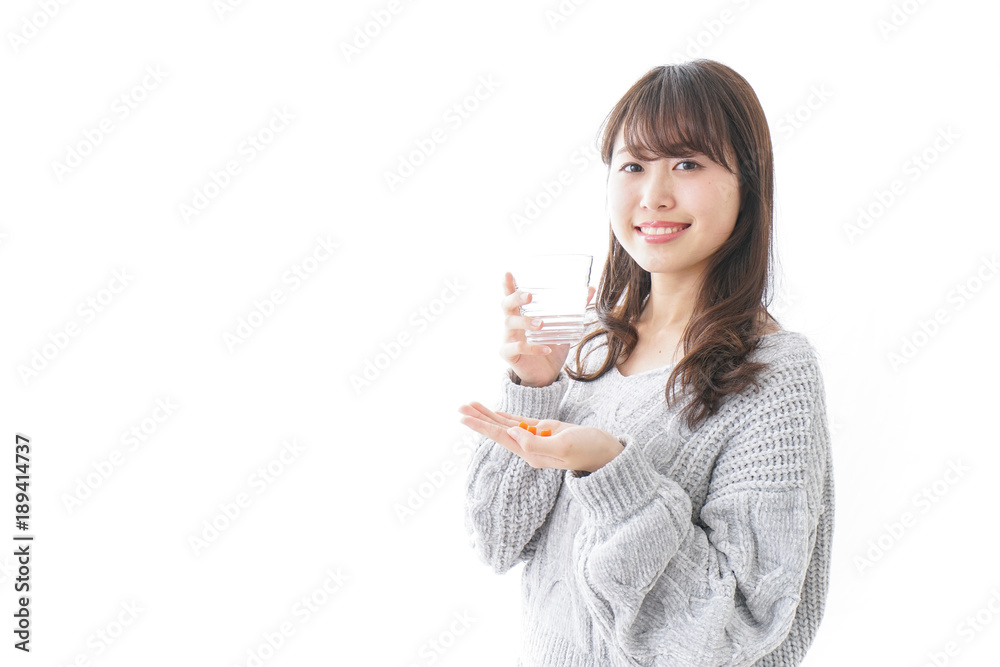 錠剤・サプリメントを飲む女性 錠剤・サプリメントを飲む女性