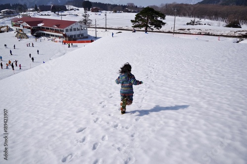 雪原を歩く子供