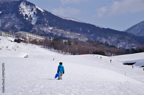 雪原を歩く子供