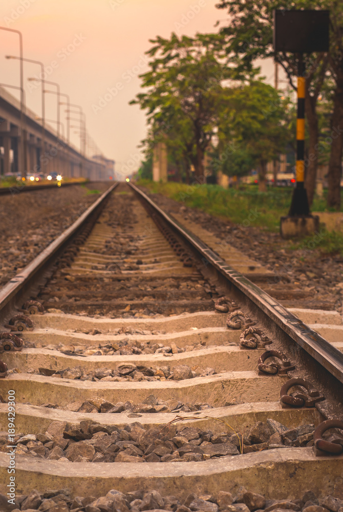Naklejka premium Railroad at sunset