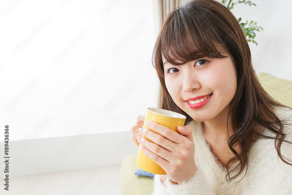 部屋でのんびりする女性 部屋でのんびりする女性