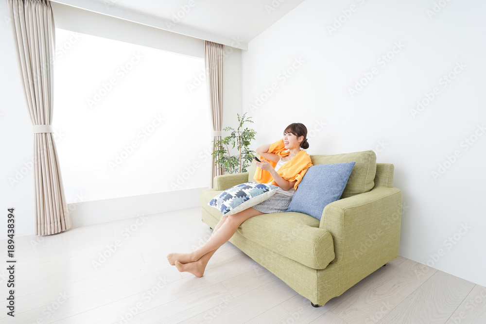 自宅でテレビを見る女性 自宅でテレビを見る女性