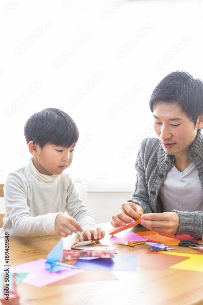 折り紙を折る親子