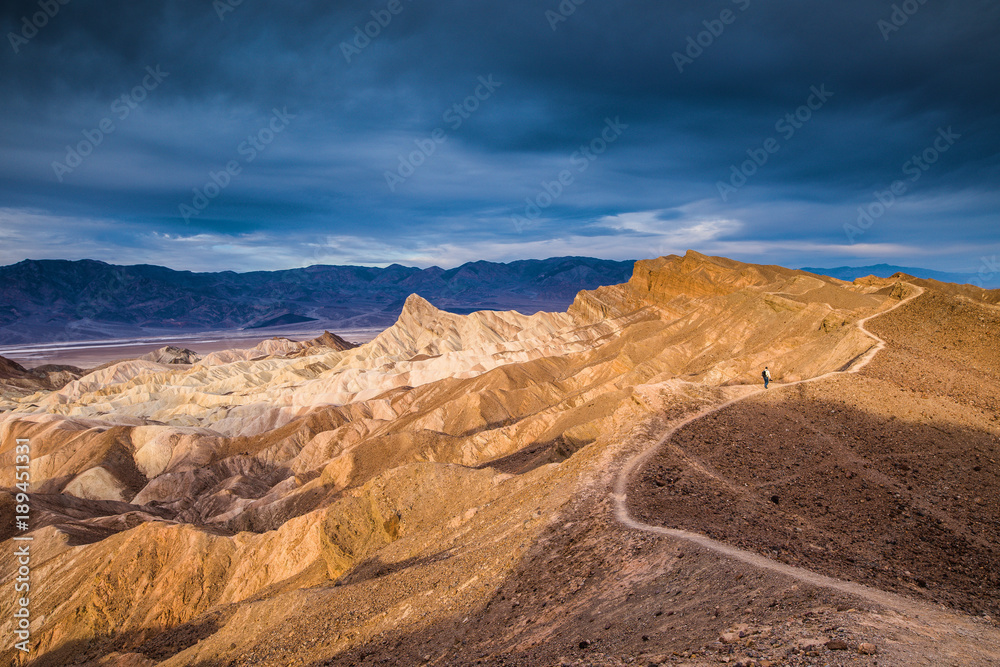Naklejka premium randonneur sur le santier.