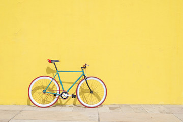 Leinwandbilder Fahrrad Stadtfahrrad an gelber Wand  © 2Design