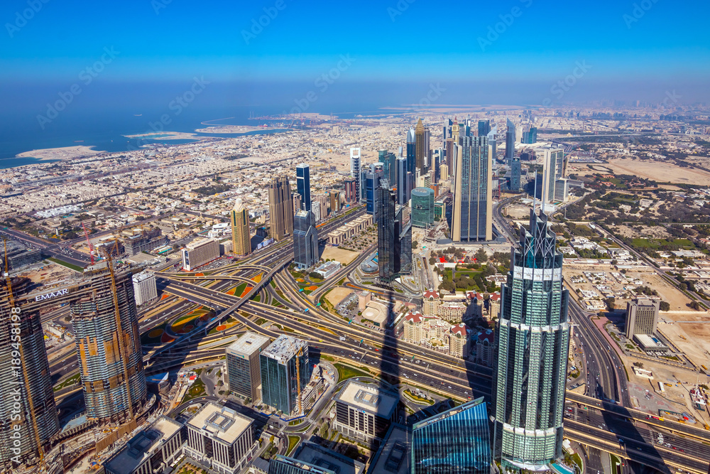 Fototapeta premium Wieżowce na Sheikh Zayed Road w Dubaju, ZEA. Widok na centrum Dubaju z punktu widokowego Burj Khalifa.