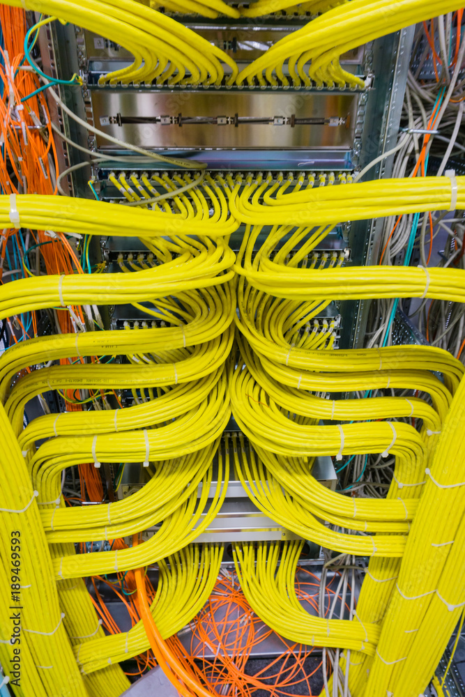Netzwerkkabel an einem Netzwerk HUB 