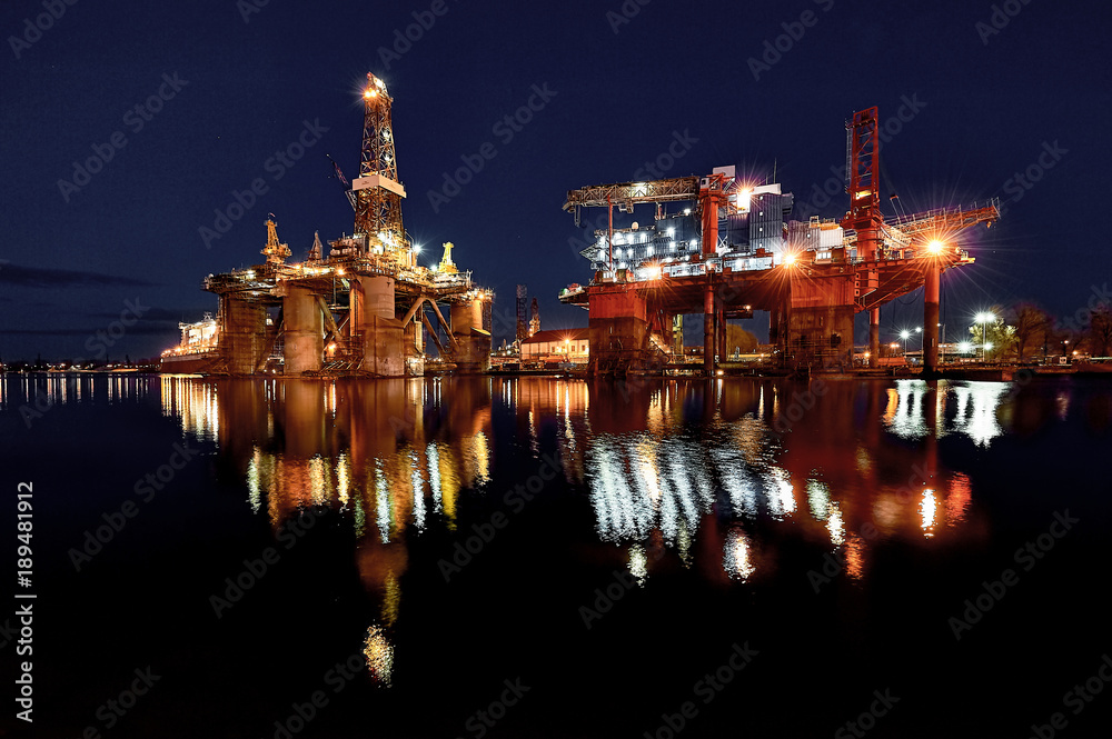 Fototapeta premium Repair of the oil rig in the shipyard.