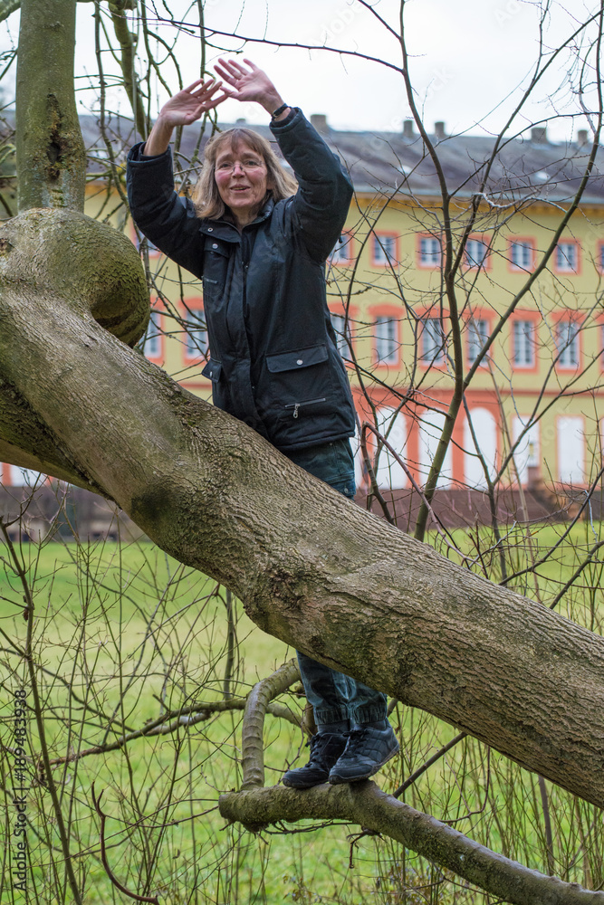 frau turnt an einem baum im park Stock Photo Adobe Stock