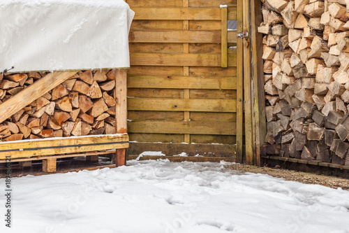 Gespaltenes Feuerholz zum Heizen, im privaten Bereich gelagert . Außenaufnahme im Winter photo